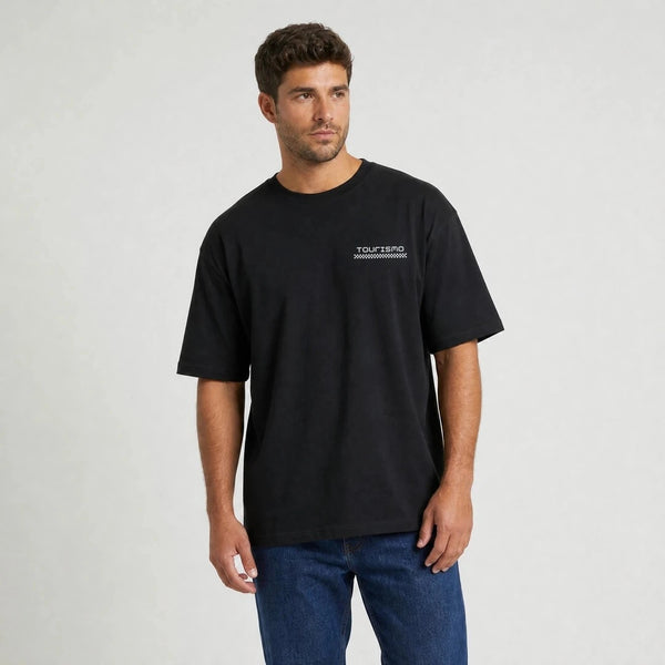 T-shirt F1 Franco Colapinto Signature noir vu de face en plan rapproché avec logo Tourismo