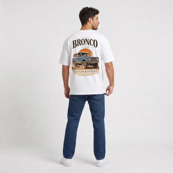 T-shirt Ford Bronco First Generation blanc porté de dos en plan large avec print High Desert Edition